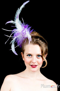 Bijou en plumes de coq - haut. env. 30 cm - lilas-blanc